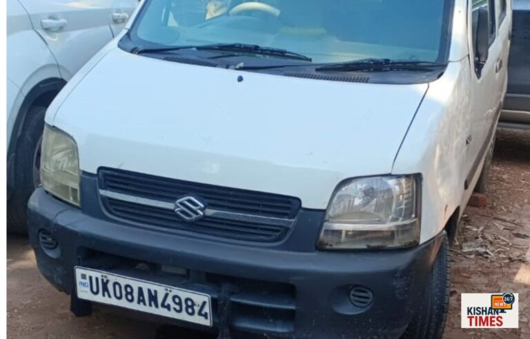 रुड़की पुलिस द्वारा रात में वाहन चेकिंग के दौरान कार से गोवंशीय पशु बरामद करते हुए दृश्य।