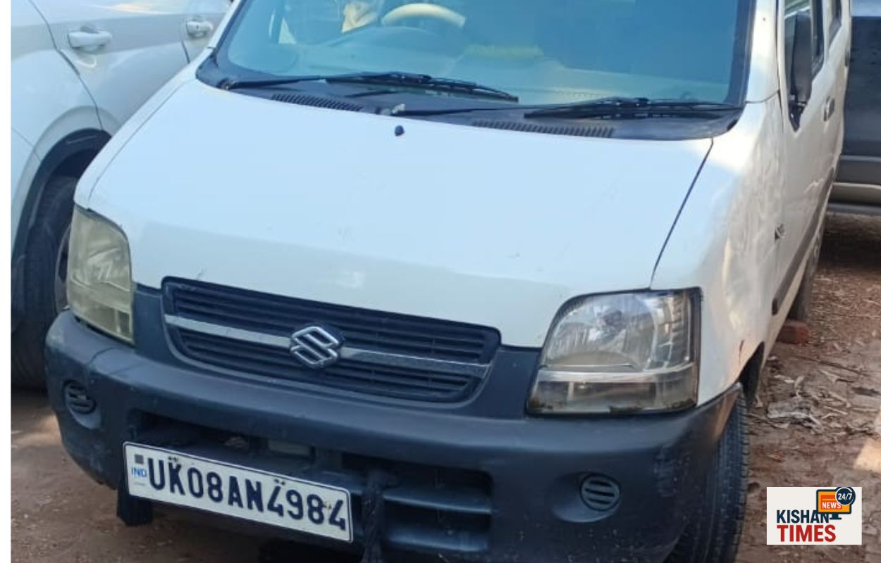 रुड़की पुलिस द्वारा रात में वाहन चेकिंग के दौरान कार से गोवंशीय पशु बरामद करते हुए दृश्य।