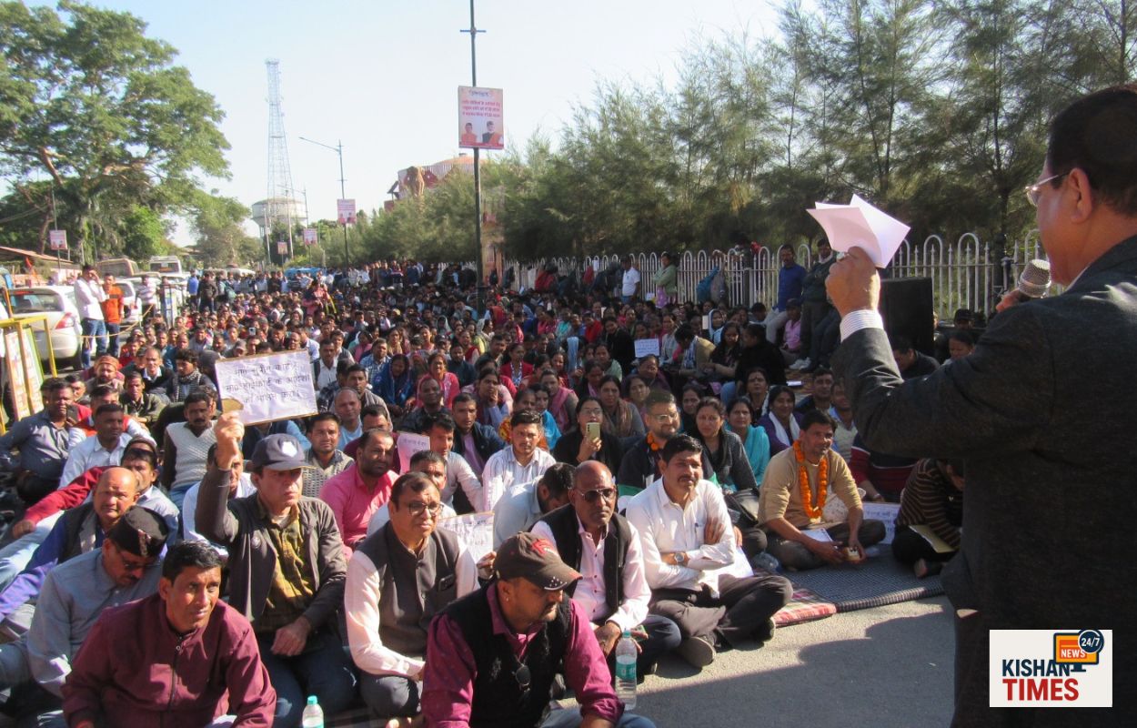 देहरादून परेड ग्राउंड में उपनल कर्मचारियों के समर्थन में भाषण देते सूर्यकांत धस्माना