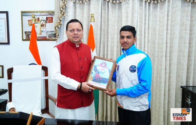 मुख्यमंत्री पुष्कर सिंह धामी से मुलाकात करते माउंट एवरेस्ट विजेता सचिन कुमार, देहरादून