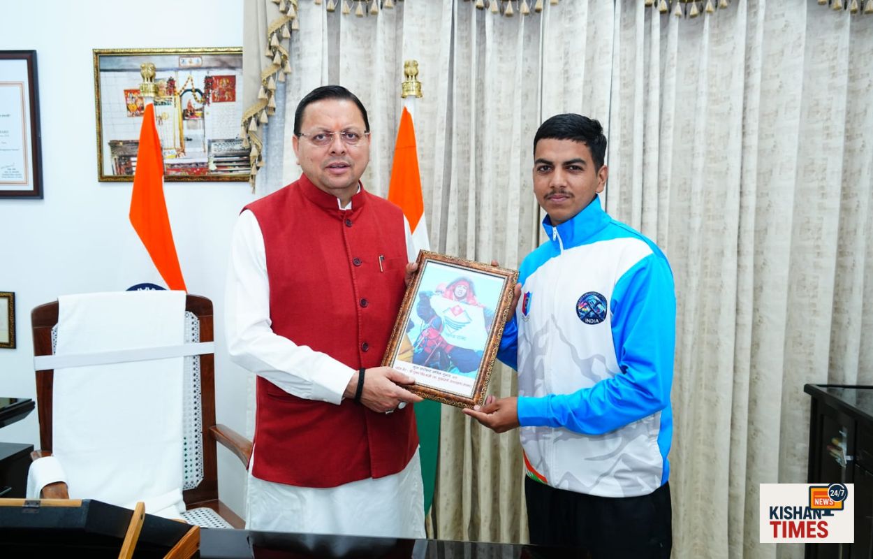 मुख्यमंत्री पुष्कर सिंह धामी से मुलाकात करते माउंट एवरेस्ट विजेता सचिन कुमार, देहरादून