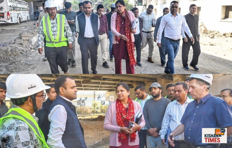 हरिद्वार में सीवर लाइन निर्माण स्थल का निरीक्षण करते जिलाधिकारी मयूर दीक्षित