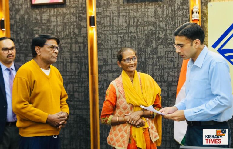“देहरादून में कैंसर पीड़ित मां और बुजुर्ग पिता की व्यथा सुनते जिलाधिकारी।”