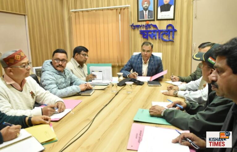 चमोली के जिलाधिकारी गौरव कुमार शहीदों के नाम पर नामकरण प्रस्तावों की समीक्षा करते हुए बैठक में निर्देश देते हुए।