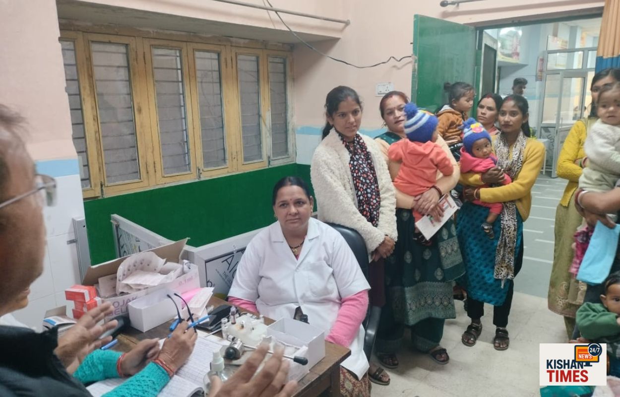 “विश्व निमोनिया दिवस पर गोपेश्वर जिला अस्पताल में माताओं को जागरूक करते स्वास्थ्य अधिकारी।”