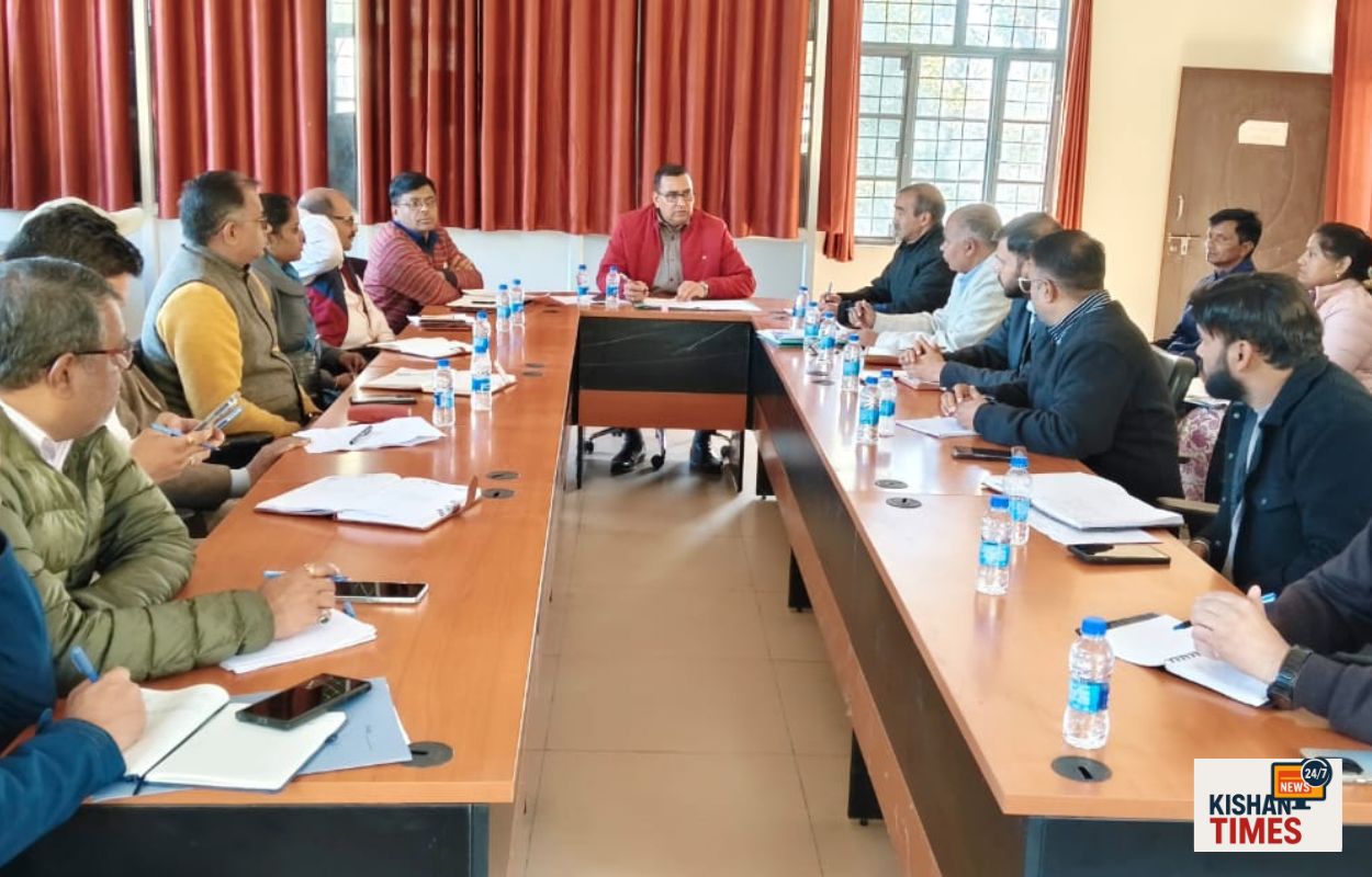 “चमोली में सहकारी समितियों की बैठक में मुख्य विकास अधिकारी डॉ. अभिषेक त्रिपाठी और अन्य अधिकारी”