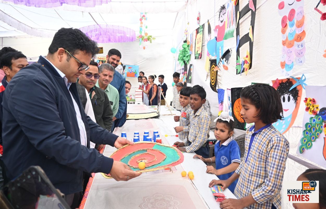 “लक्सर बाल मेला 2025 में बच्चों द्वारा लगाए गए रचनात्मक स्टॉल और निरीक्षण करते अधिकारी”