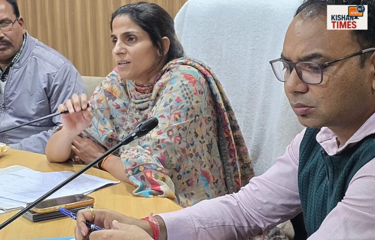 2027 कुंभ मेला तैयारियों का निरीक्षण करती मेलाधिकारी सोनिका और टीम।