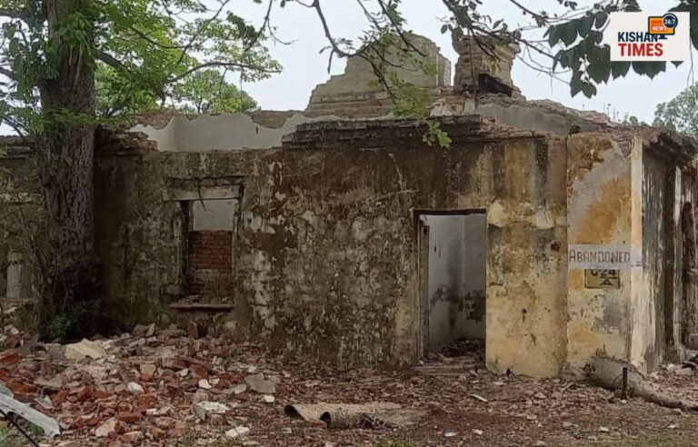 लक्सर रेलवे कॉलोनी के कंडम क्वार्टर पर अवैध कब्जा, अपराध का अड्डा बनी रेलवे की संपत्ति।