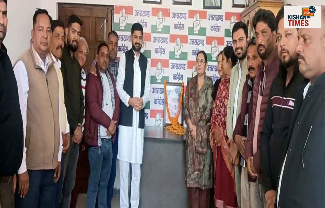 “इंदिरा गांधी की जयंती पर डोईवाला कांग्रेस कार्यालय में श्रद्धांजलि देते कार्यकर्ता”