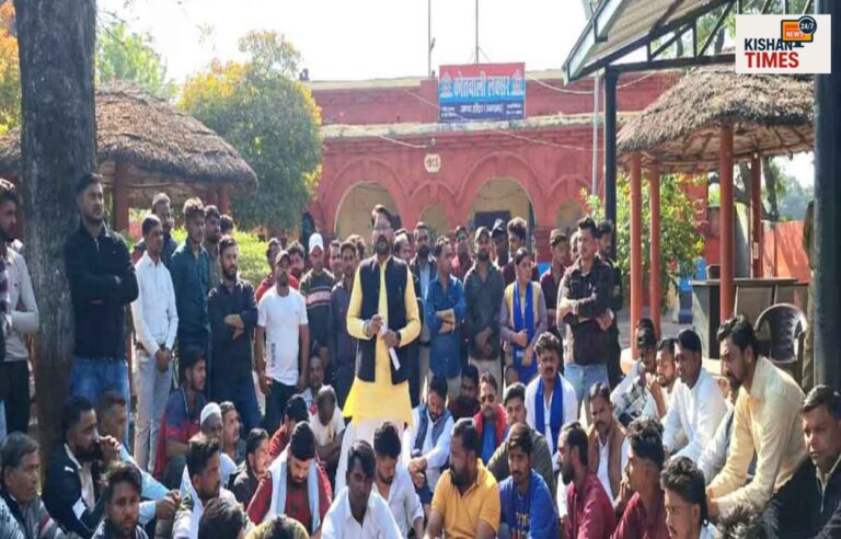 “सेठपुर के ग्रामीण रुड़की कोतवाली में आरोपियों की गिरफ्तारी की मांग को लेकर धरने पर बैठे”