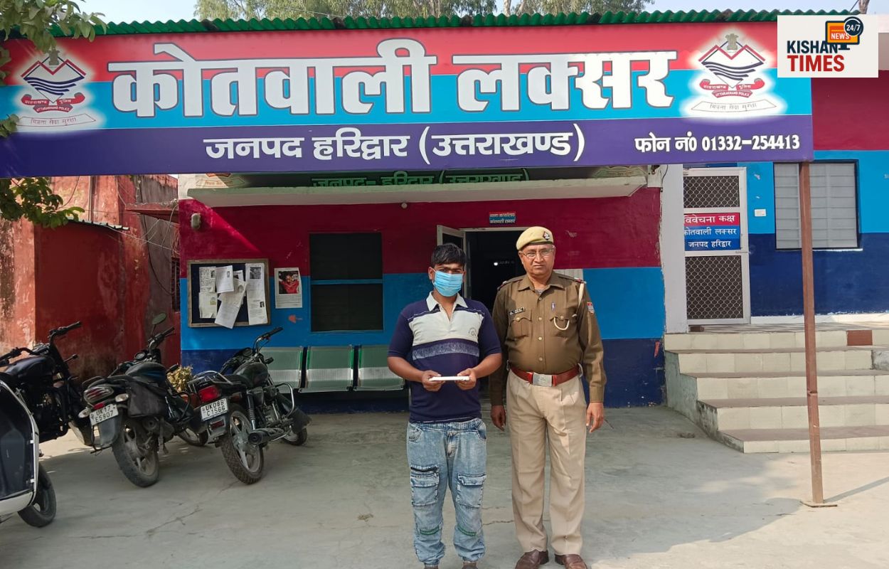 लक्सर पुलिस द्वारा अवैध चाकू के साथ संदिग्ध युवक की गिरफ्तारी का प्रतीकात्मक चित्र