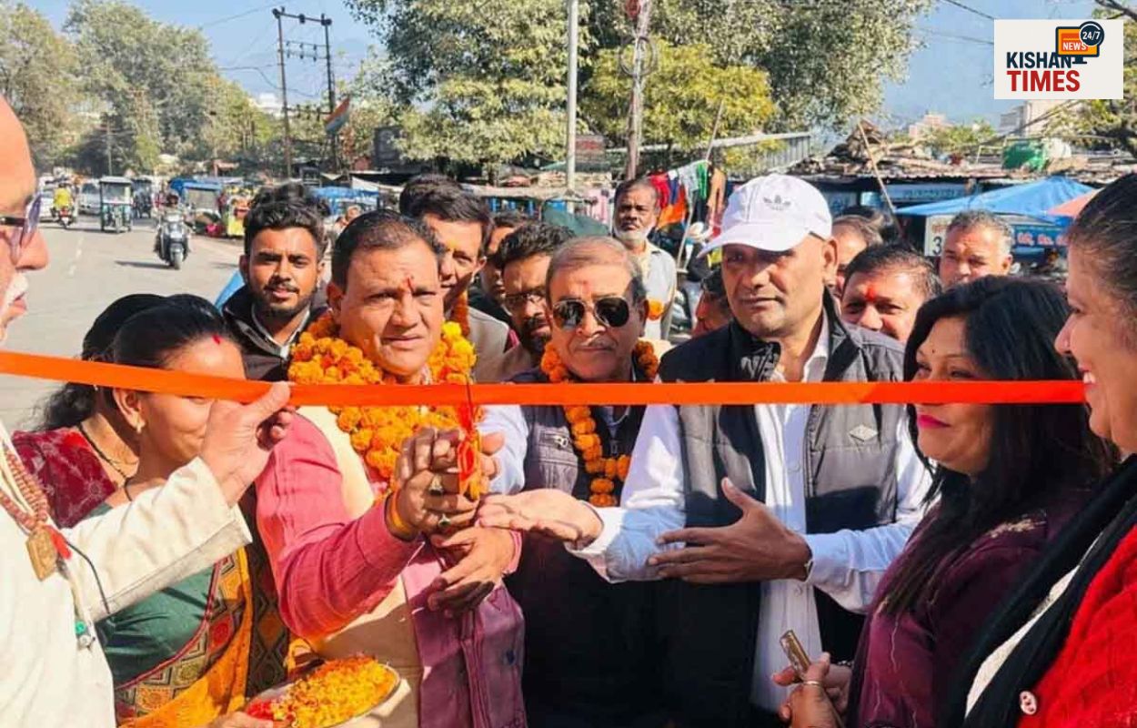 ऋषिकेश में आयोजित डेंटल स्माइल चेक-अप शिविर में चिकित्सक मरीज के दांतों की जांच करते हुए।