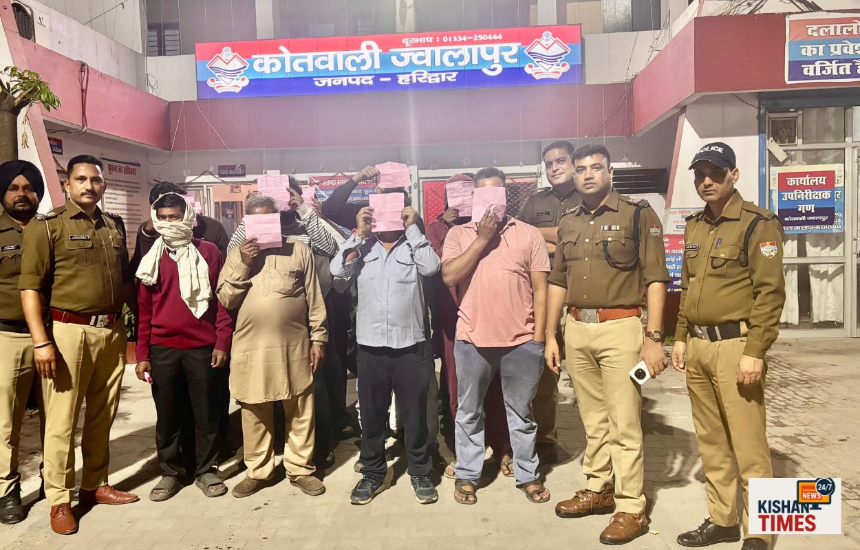 “ज्वालापुर पुलिस टीम सार्वजनिक स्थानों पर शराब पीने वालों को गिरफ्तार करते हुए – हरिद्वार पुलिस अभियान 2025।”