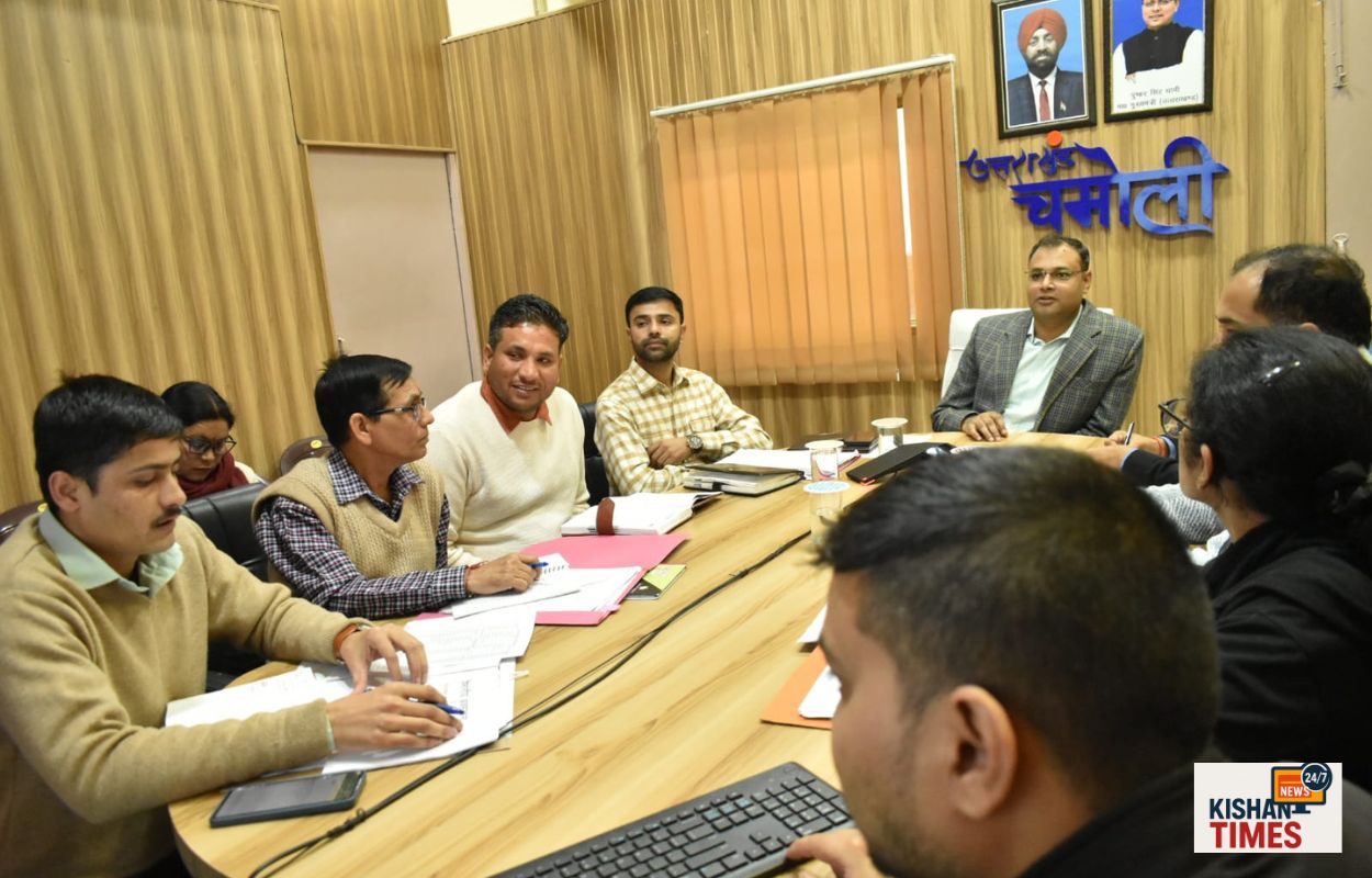 “चमोली में जिलाधिकारी गौरव कुमार समाज कल्याण, बाल विकास और प्रोबेशन विभागों की समीक्षा बैठक लेते हुए”