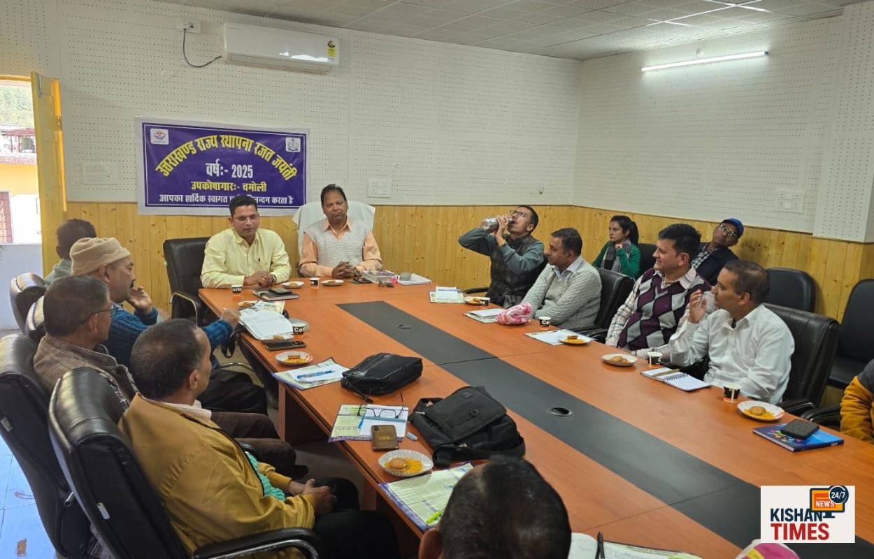 “चमोली में जिला कोषागार अधिकारी पेंशनर्स को डीएलसी ऐप और डिजिटल सेवाओं की जानकारी देते हुए”