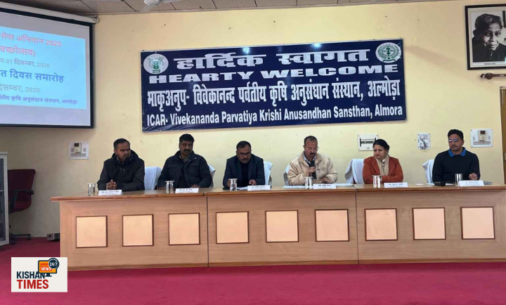 “वीपीकेएएस अल्मोड़ा में स्वच्छता ही सेवा अभियान के समापन अवसर पर प्रेस वार्ता करते निदेशक लक्ष्मी कान्त”