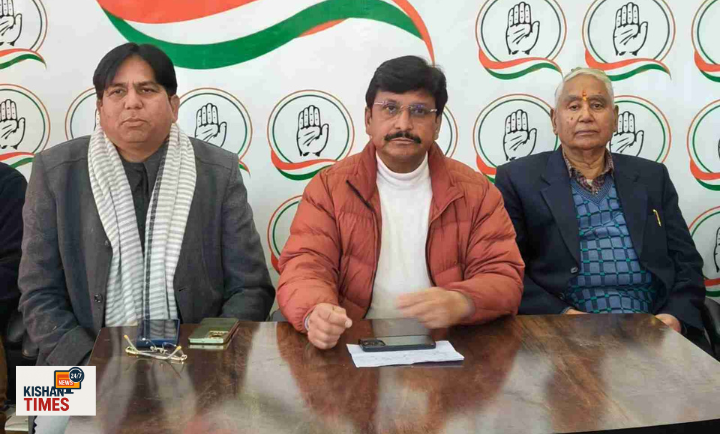 “अल्मोड़ा में कांग्रेस कार्यालय में पत्रकार वार्ता के दौरान अंकिता भंडारी मामले पर बोलते विधायक मनोज तिवारी”