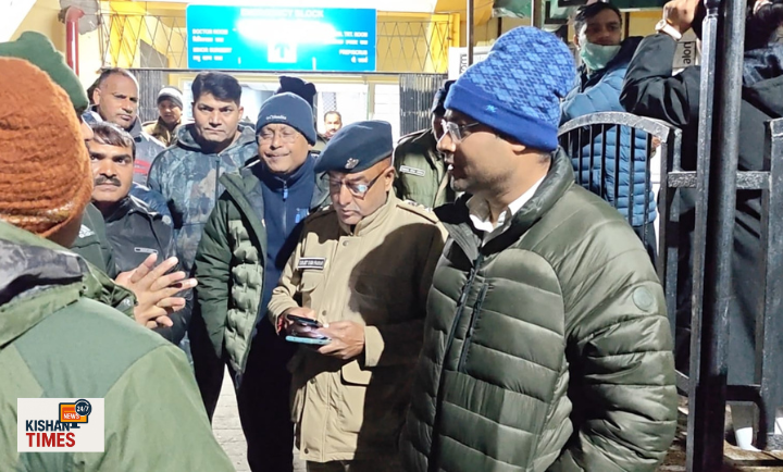 “चमोली के पीपलकोटी में टीएचडीसी विष्णुगाड-पीपलकोटी परियोजना सुरंग हादसे के बाद जिला अस्पताल गोपेश्वर में भर्ती श्रमिक”