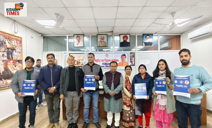 “उच्च शिक्षा मंत्री धन सिंह रावत सहायक पुस्तकालयाध्यक्षों को नियुक्ति पत्र वितरित करते हुए”