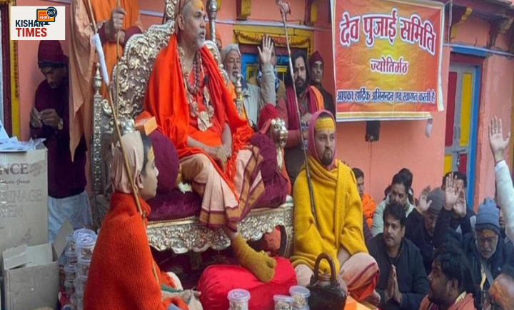 ज्योतिर्मठ में शंकराचार्य अविमुक्तेश्वरानंद भक्तों को संबोधित करते हुए”