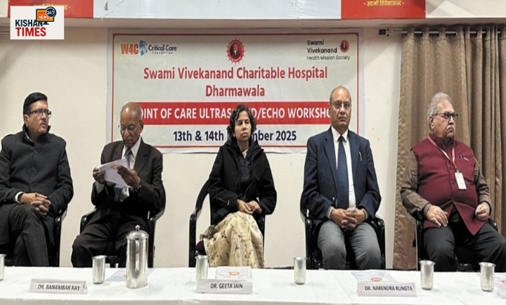 प्वाइंट ऑफ केयर अल्ट्रासाउंड कार्यशाला के दौरान विशेषज्ञ चिकित्सक प्रशिक्षण देते हुए