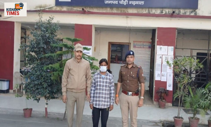 कोटद्वार पुलिस द्वारा शेयर ट्रेडिंग ठगी के आरोपी को गिरफ्तार करते हुए