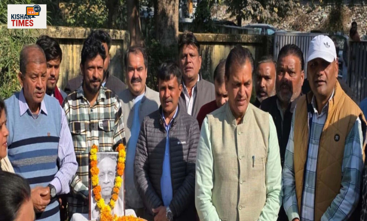 ऋषिकेश में सरदार वल्लभभाई पटेल की पुण्यतिथि पर पुष्पांजलि अर्पित करते नेता