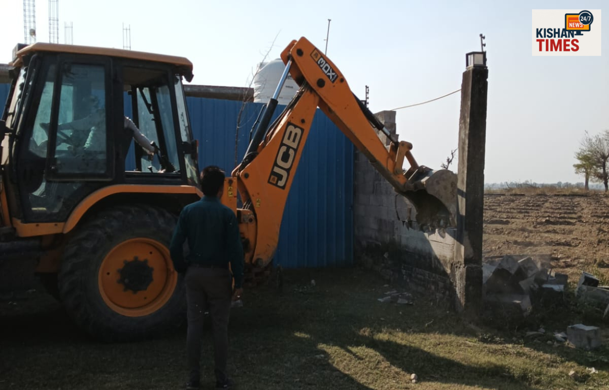 हरिद्वार सज्जनपुर पीली में सरकारी भूमि से अतिक्रमण हटाते प्रशासन की टीम