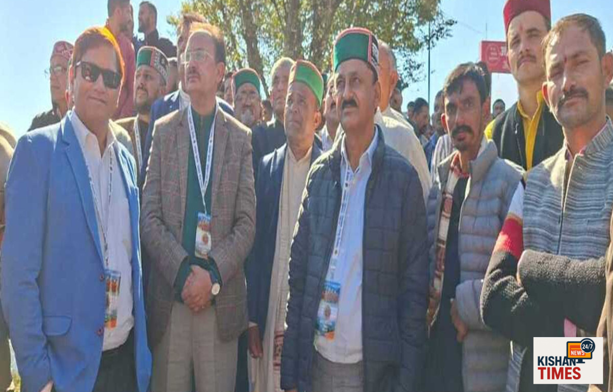 हिमाचल मंत्री जगमोहन सिंह चौहान चालदा महाराज की आगवानी करते हुए श्रद्धालुओं संग