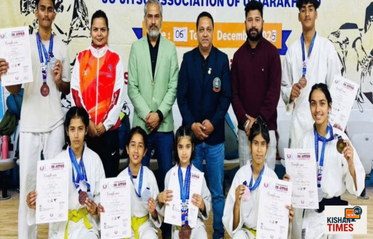 स्टेट जूजित्सु चैंपियनशिप में पदक जीतते ऋषिकेश के खिलाड़ी समूह फोटो