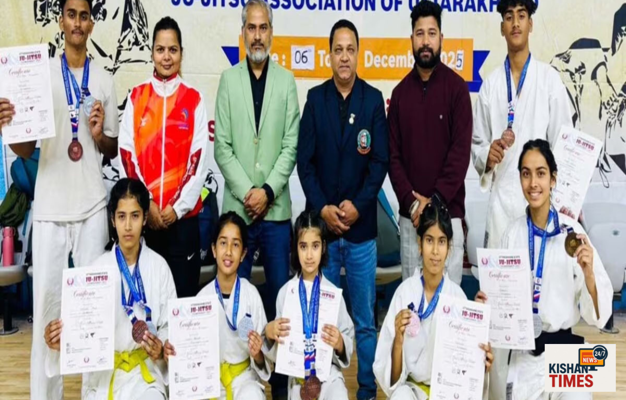स्टेट जूजित्सु चैंपियनशिप में पदक जीतते ऋषिकेश के खिलाड़ी समूह फोटो
