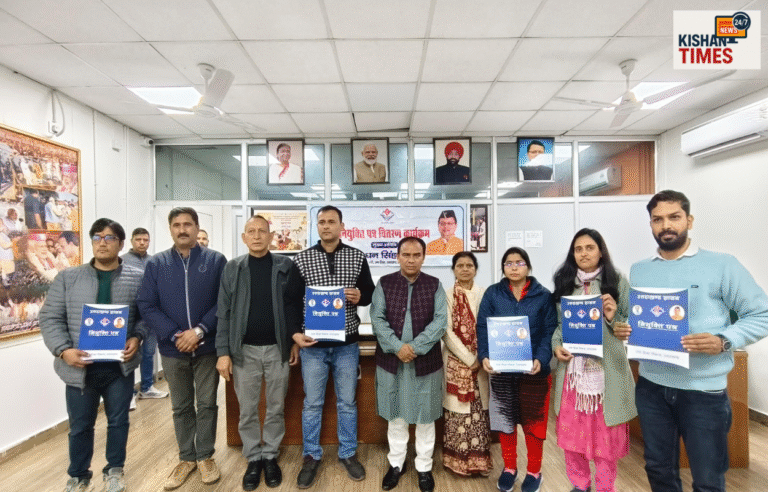 "उच्च शिक्षा मंत्री डॉ. धन सिंह रावत सहायक पुस्तकालयाध्यक्षों को नियुक्ति पत्र सौंपते हुए"