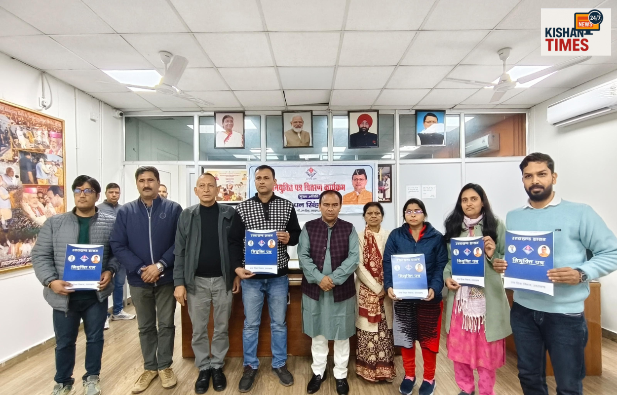 "उच्च शिक्षा मंत्री डॉ. धन सिंह रावत सहायक पुस्तकालयाध्यक्षों को नियुक्ति पत्र सौंपते हुए"