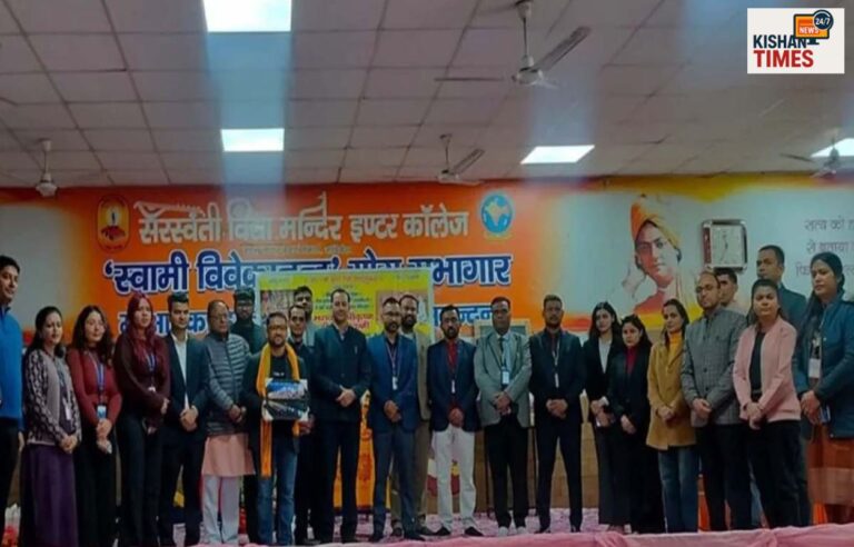 “ऋषिकेश करियर फेयर में छात्रों से संवाद करते विश्वविद्यालय प्रतिनिधि”