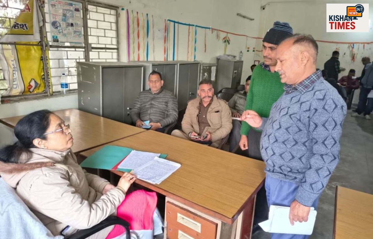 “ऋषिकेश में सड़क अतिक्रमण के कारण बढ़ती ट्रैफिक समस्या का दृश्य”