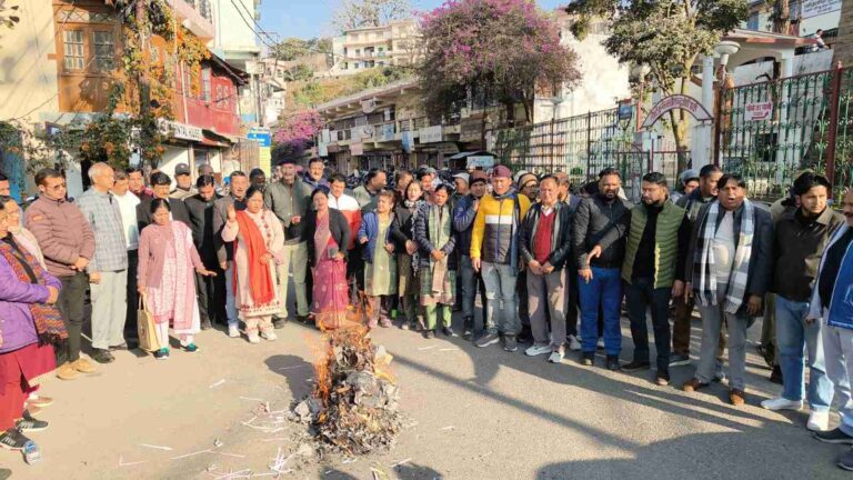 अल्मोड़ा में महिला विरोधी बयान के खिलाफ कांग्रेस का पुतला दहन