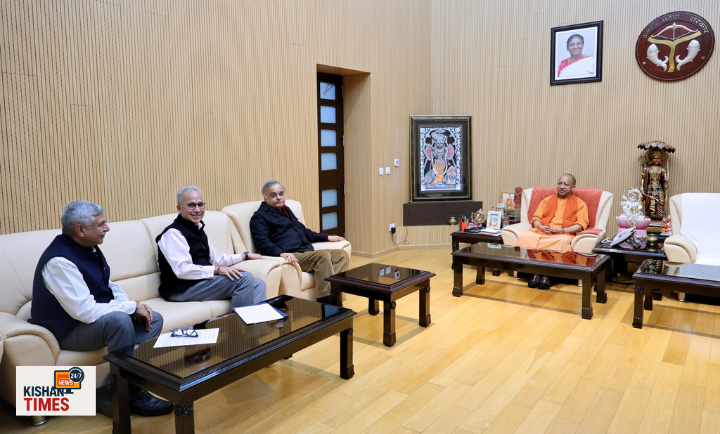 मुख्यमंत्री योगी आदित्यनाथ से मुलाकात करते उद्योग जगत के प्रतिनिधि