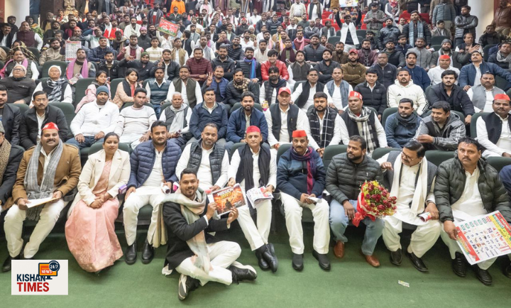 नववर्ष पर सपा मुख्यालय में कार्यकर्ताओं को संबोधित करते अखिलेश यादव