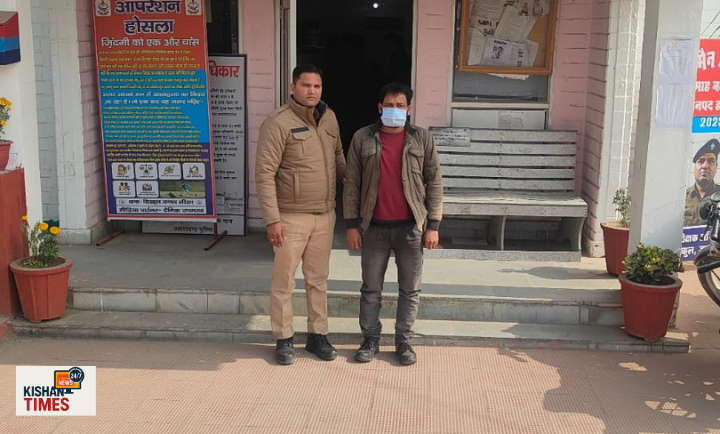 सिडकुल क्षेत्र में हुड़दंग मचाने वाले आरोपी को हिरासत में लेती पुलिस टीम