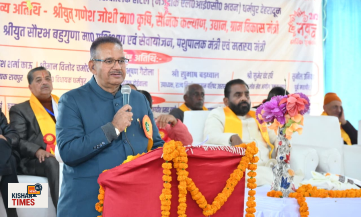 देहरादून में पेंशनर्स संगठन के महाधिवेशन में दीप प्रज्वलित करते मंत्री गणेश जोशी