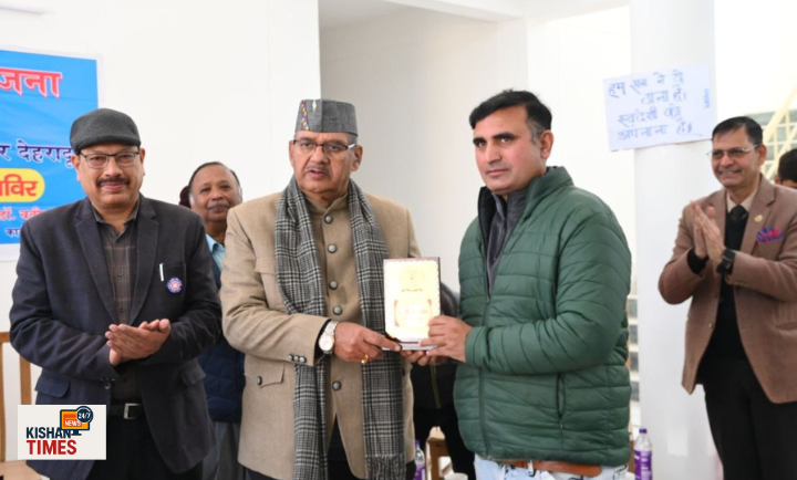 देहरादून में एनएसएस शिविर को संबोधित करते गणेश जोशी