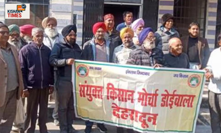 डोईवाला में किसान विरोधी कानूनों के खिलाफ रैली निकालते किसान