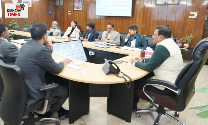 बैठक की अध्यक्षता करते मुख्य सचिव आनन्द बर्द्धन