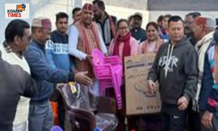 “विकासनगर में आंगनबाड़ी केंद्रों को कुर्सी मेज देते विधायक सहदेव पुंडीर”