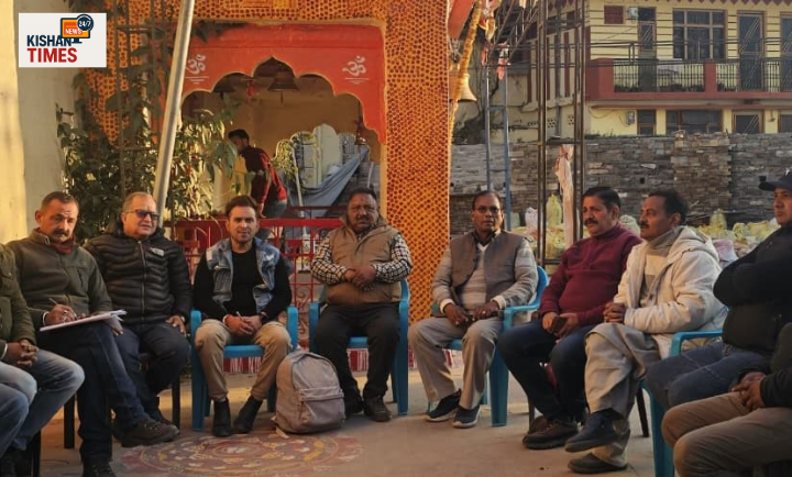 नंदा देवी मंदिर प्रांगण में आयोजित बैठक का दृश्य