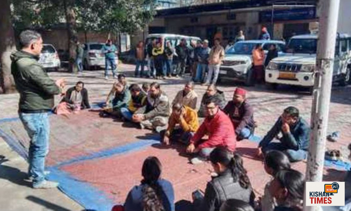 जेई से मारपीट के विरोध में धरना देते जूनियर पावर एसोसिएशन कर्मचारी