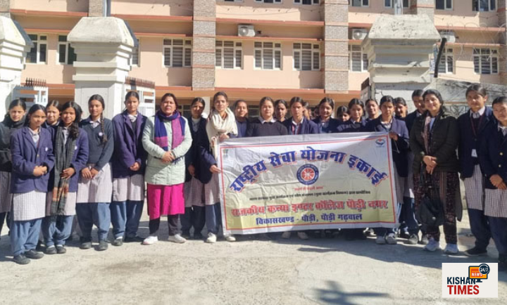 जीजीआईसी पौड़ी की छात्राएं नशा मुक्ति जागरूकता रैली निकालते हुए