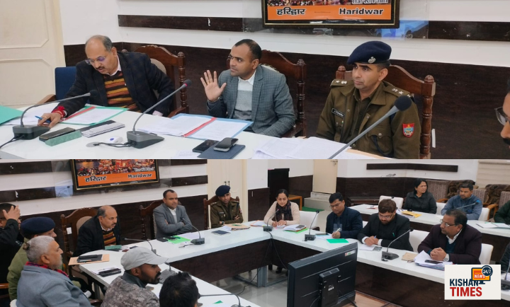 हरिद्वार जिला कार्यालय में आयोजित जिला गंगा संरक्षण समिति की 69वीं बैठक में जिलाधिकारी मयूर दीक्षित अधिकारियों को निर्देश देते हुए।