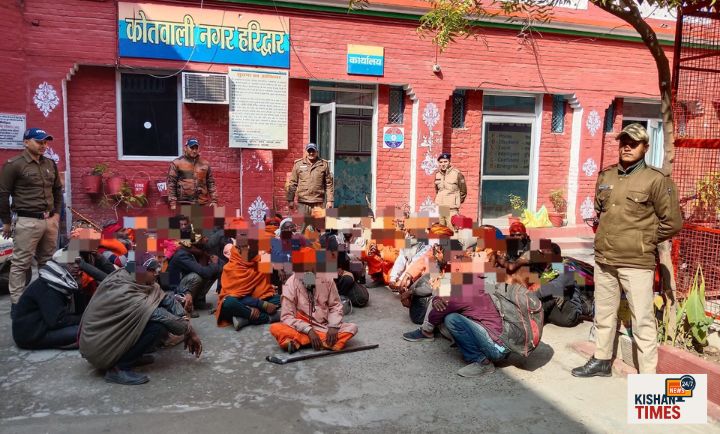 ऑपरेशन कालनेमी के तहत ढोंगी बाबाओं के खिलाफ कार्रवाई करती हरिद्वार पुलिस